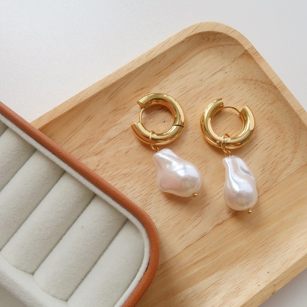NEW 18K Gold Plated Baroque Pearl Drop Round Huggie Hoop Earrings - Picture 8 of 11